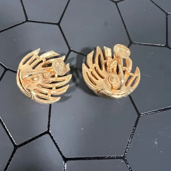 Vintage LISNER Gold Tone Screw Back Leaf Earings - Picture 3 of 5